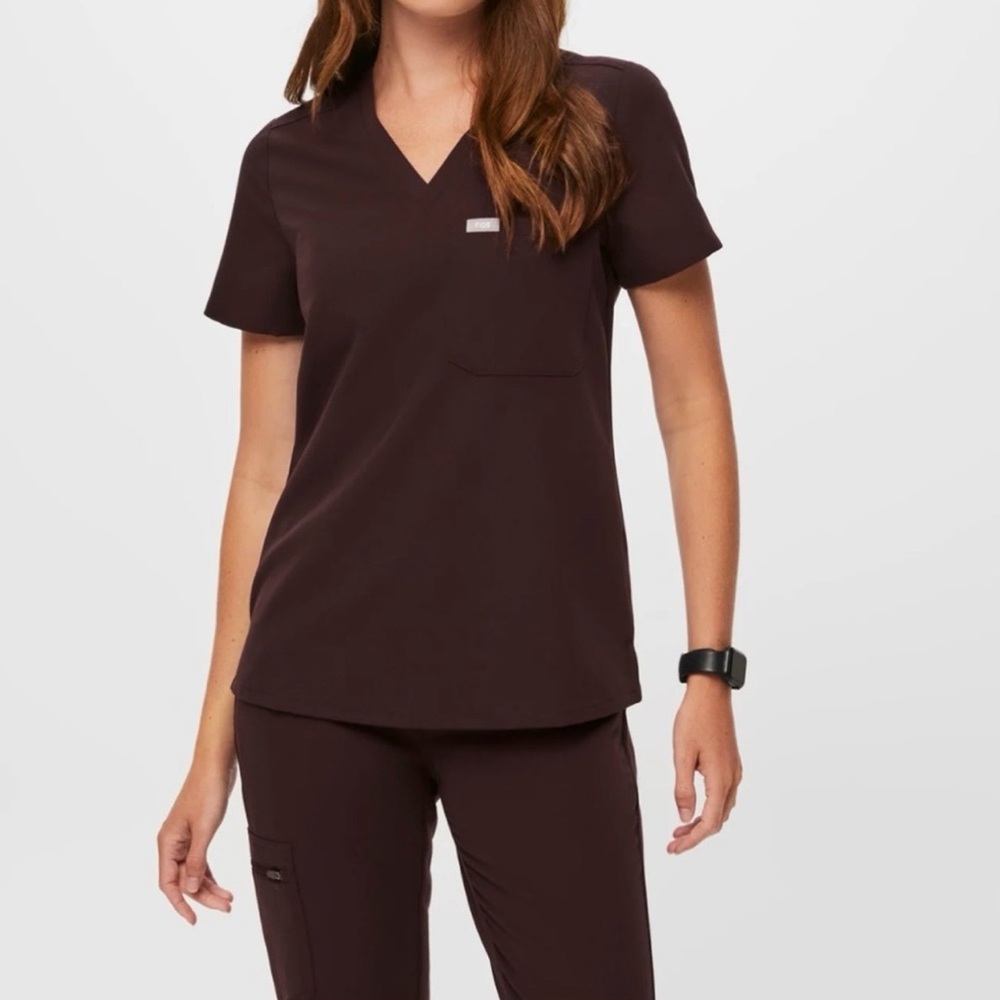 FIGS Women’s Catarina One Pocket V-Neck Scrub Top in Espresso